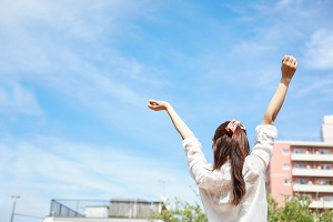 青空と女性